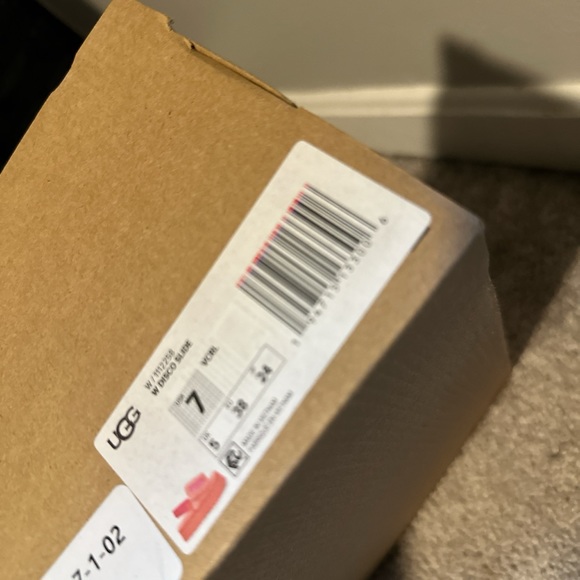 UGG SLIPPERS - Picture 2 of 3